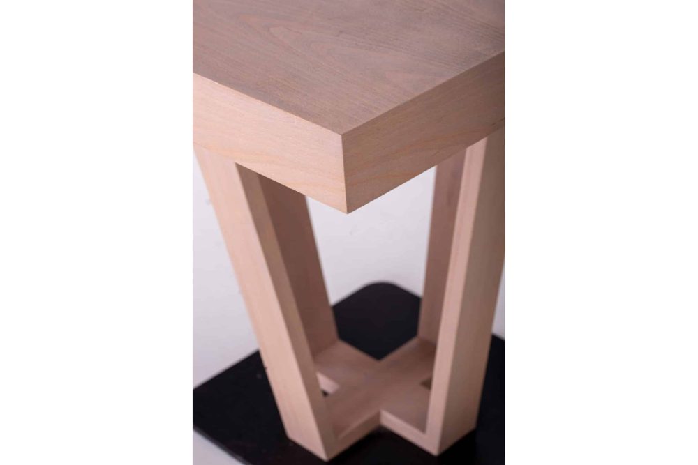 ASSISTANT TABLE stock 103