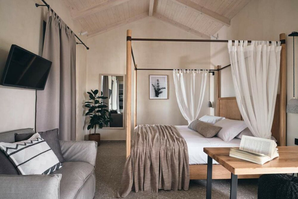 Κρεβάτι ξύλινο  με ουρανό SK008