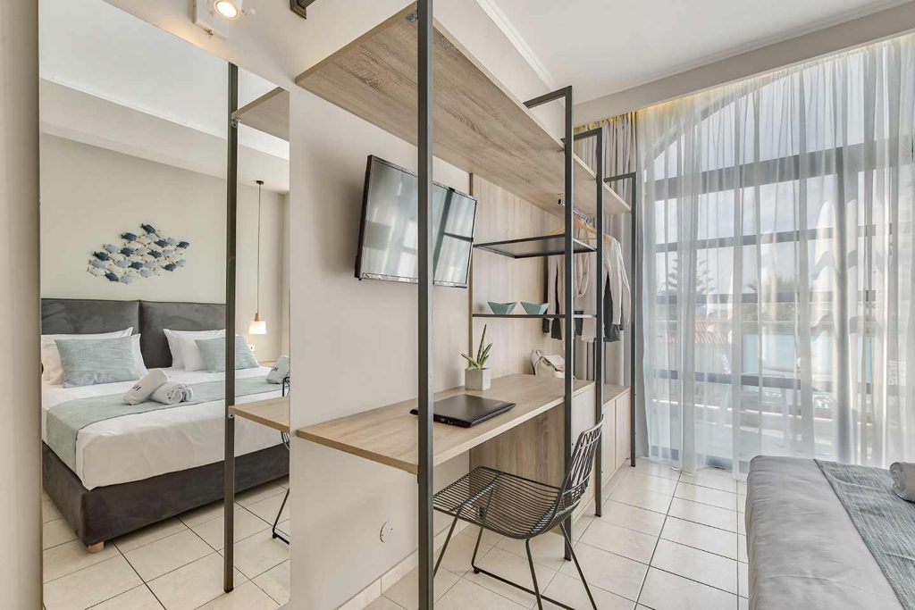 Καθρέφτης Υπνοδωματίου με Βεστιάριο και μεταλλική καρέκλα