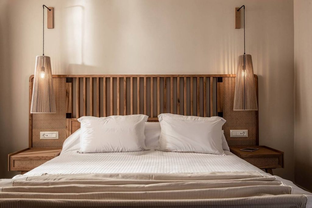 Ξύλινο Κρεβάτι με ψάθα και με ενσωματωμένα ξύλινα κομοδίνα με ψάθα 