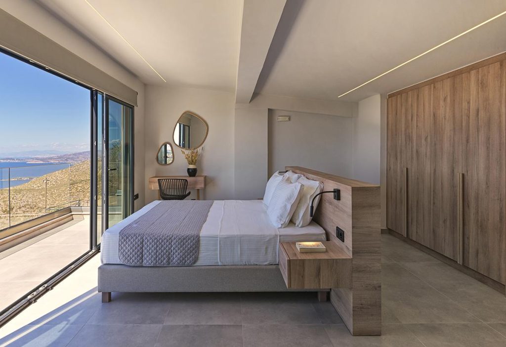 Ξύλινο Κρεβάτι με ενσωματωμένο ξύλινο κομοδίνο με θέα θάλασσα