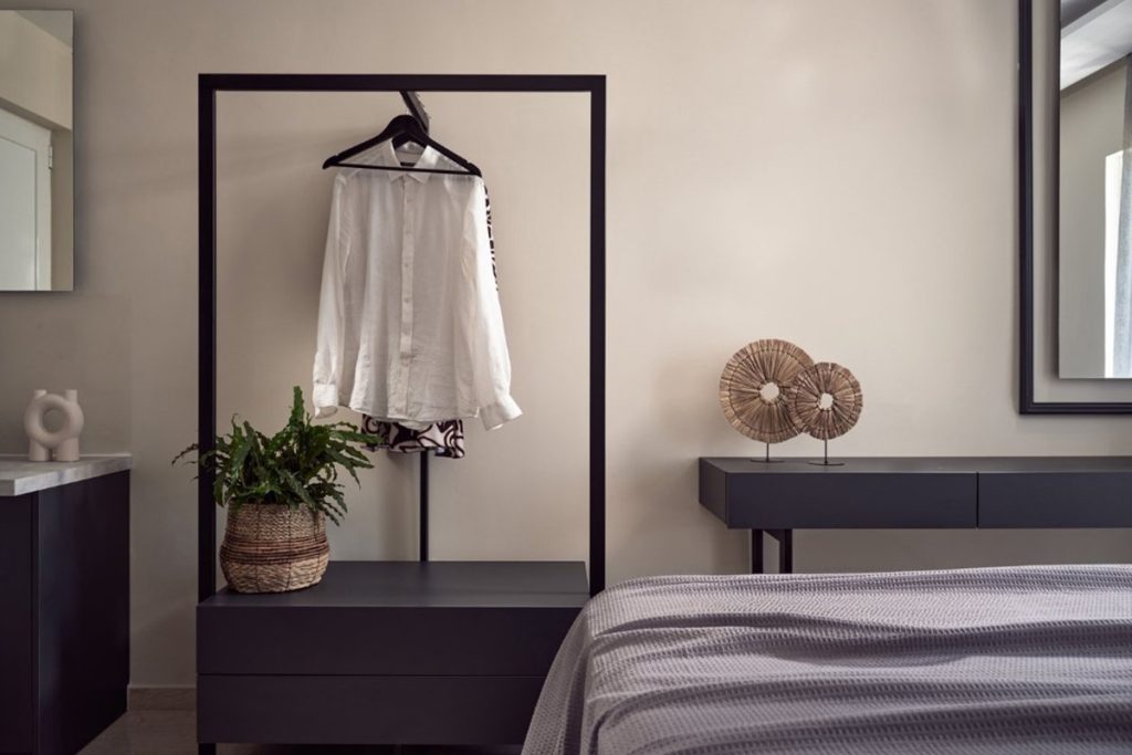 Βεστιάριο σε κρεβατοκάμαρα με ξύλο και μέταλλο